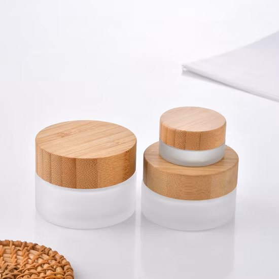 Prêt à expédier des produits Pot en verre dépoli de 50 g Conteneur cosmétique Bouteille en verre à faible MOQ Bouteille de crème OEM ODM avec bouchon en plastique de bambou durable